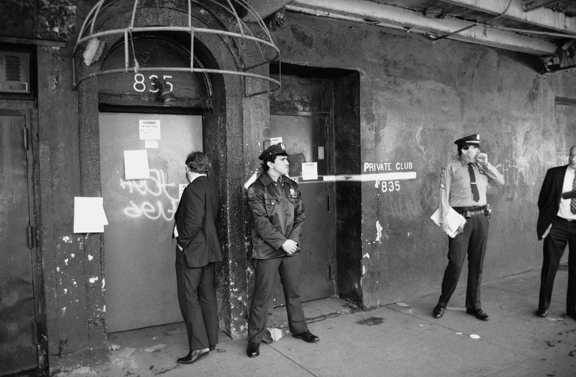 Rich Maiman, 7 november 1985, politiemannen voor de entrée van Mineshaft. © Copyright 1985 AP. All rights reserved.